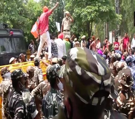 पाकिस्तान में मूर्ति तोड़े जाने के खिलाफ भारत में फूटा गुस्सा,पाक उच्चायोग के बाहर बीजेपी का प्रदर्शन