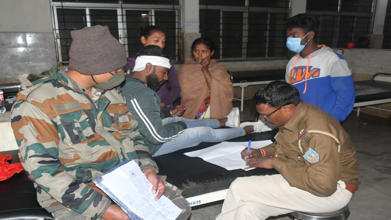 छेड़छाड़ का विरोध करना एक परिवार को पड़ा महंगा, बोकारो में पिता-पुत्र ने तलवार से कई को किया घायल छेड़छाड़ का विरोध करना एक परिवार को पड़ा महंगा, बोकारो में पिता-पुत्र ने तलवार से कई को किया घायल