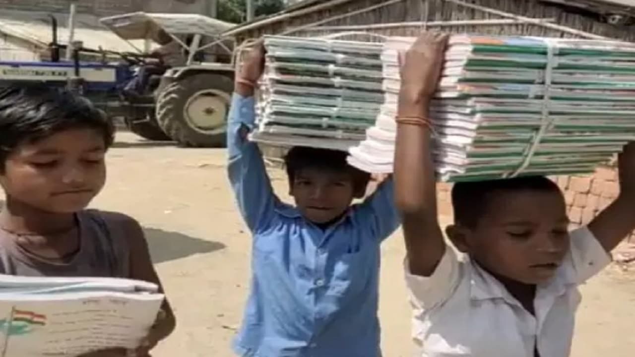 बिहार: इधर चिलचिलाती धूप, उधर प्रिंसिपल ने बच्चों को दे दिया किताब ढोने के काम, जानें पूरा मामला