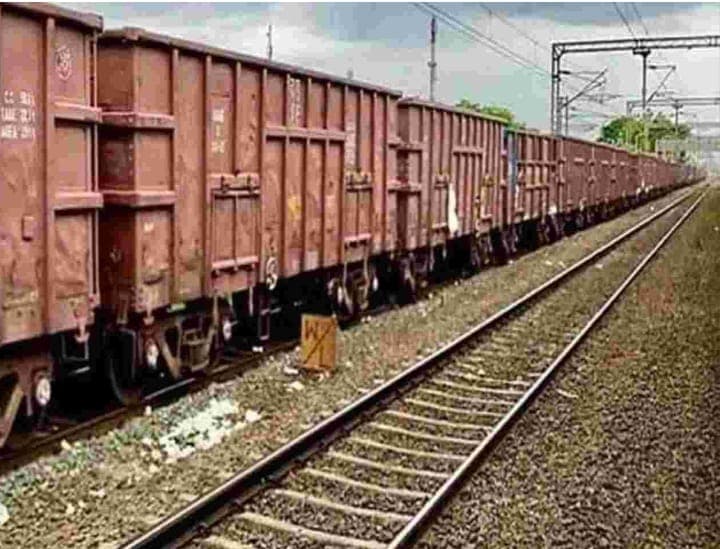 Bareilly: धड़धड़ाती आ रही ट्रेन को अचानक देख पटरी पर लेट गया युवक, ऊपर से गुजरी पूरी ट्रेन, फिर…