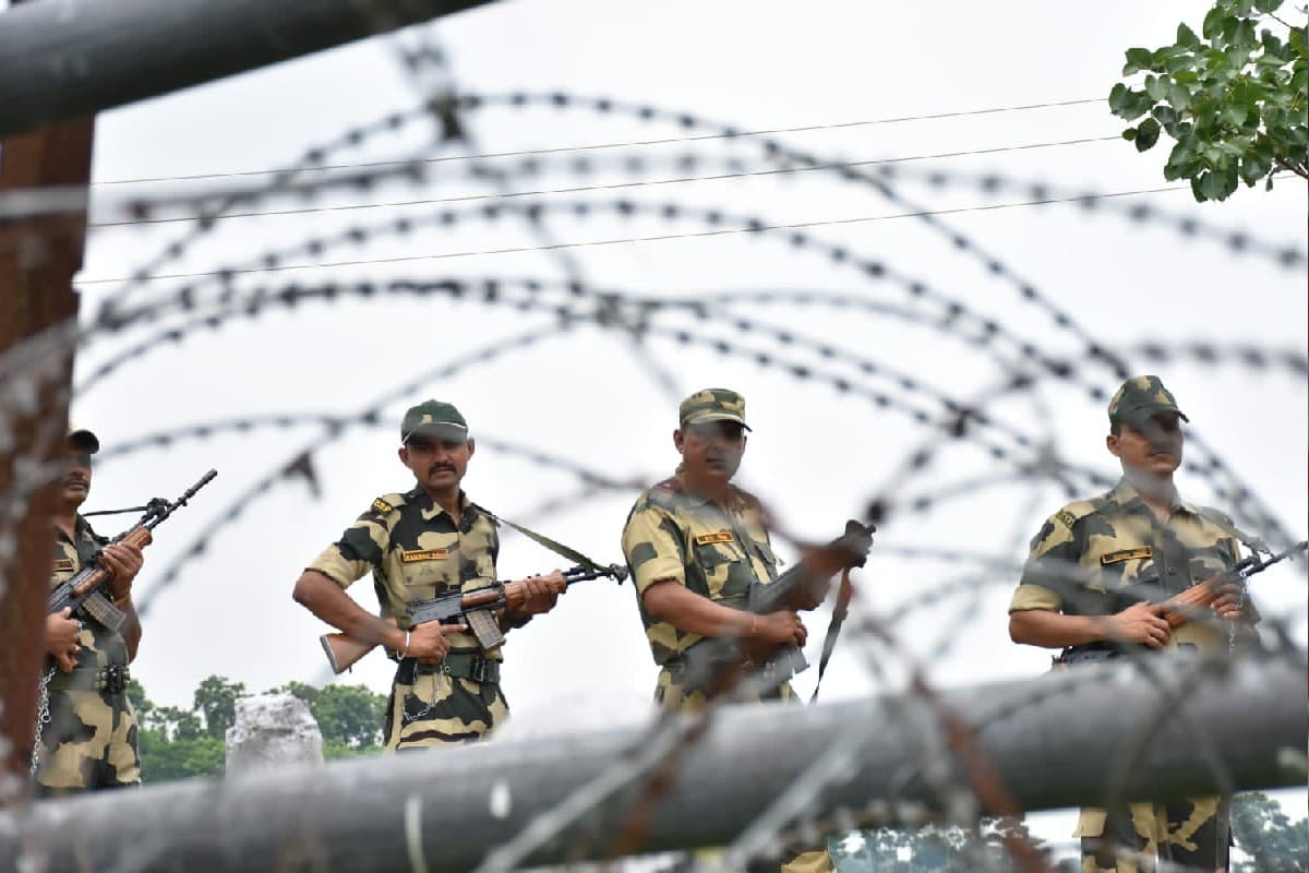 WB News: भारत-बांग्लादेश बॉर्डर पर अपराधियों ने किया BSF पर हमला, दो जवान घायल, हथियार भी छीने
