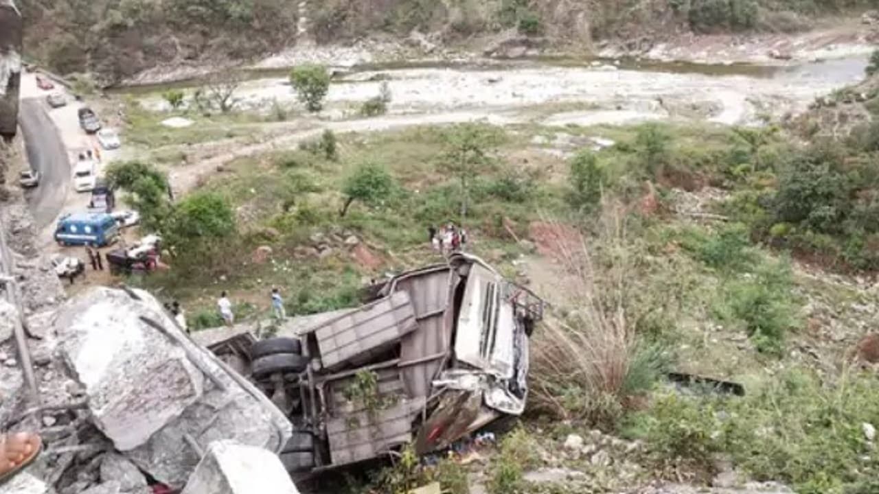 Bihar: सिलीगुड़ी से सीतामढ़ी जा रही यात्री बस अररिया में अनियंत्रित होकर गड्ढे में पलटी, कई यात्री जख्मी