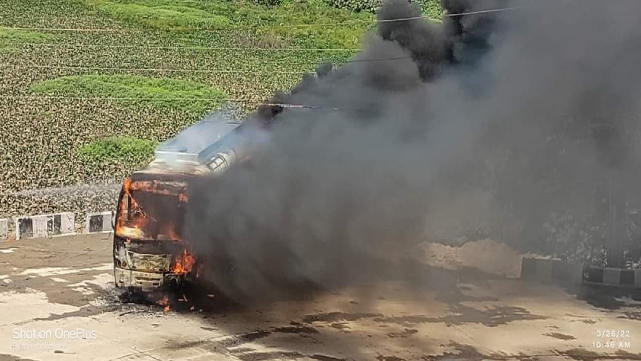 Bihar News: हाजीपुर में धू-धू कर जली खड़ी बस, चपेट में आया चालक बुरी तरह झुलसा, अस्पताल में भर्ती