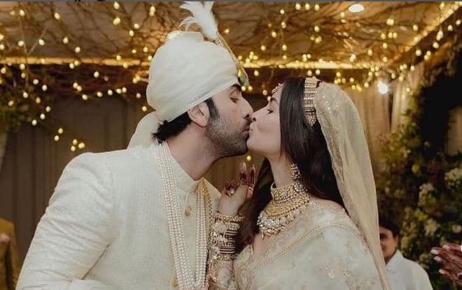 रणबीर कपूर-आलिया भट्ट के KISS पर मचा बवाल, यूजर्स ने न्यूली वेड कपल को जमकर किया ट्रोल