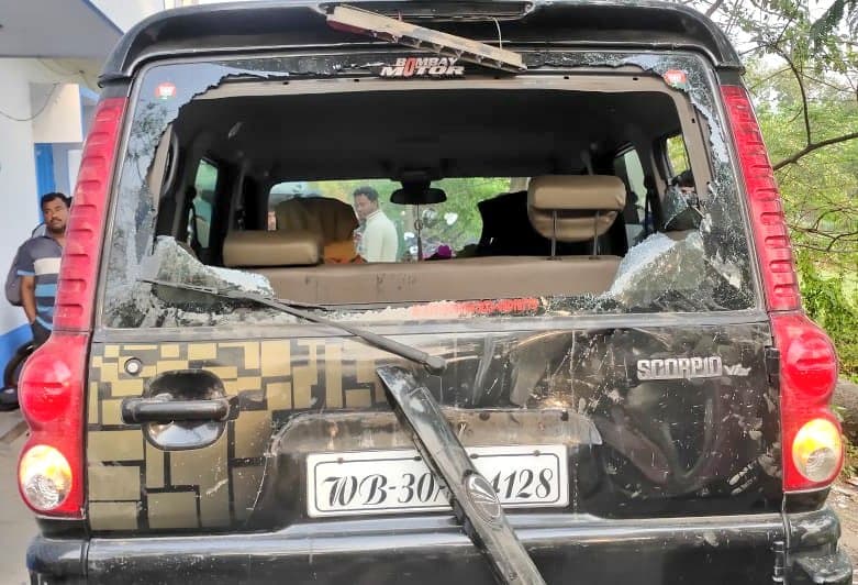 Bengal Election 2021: BJP कैंडिडेट अशोक डिंडा की कार पर हमला, TMC पर आरोप, चुनाव आयोग ने मांगी रिपोर्ट