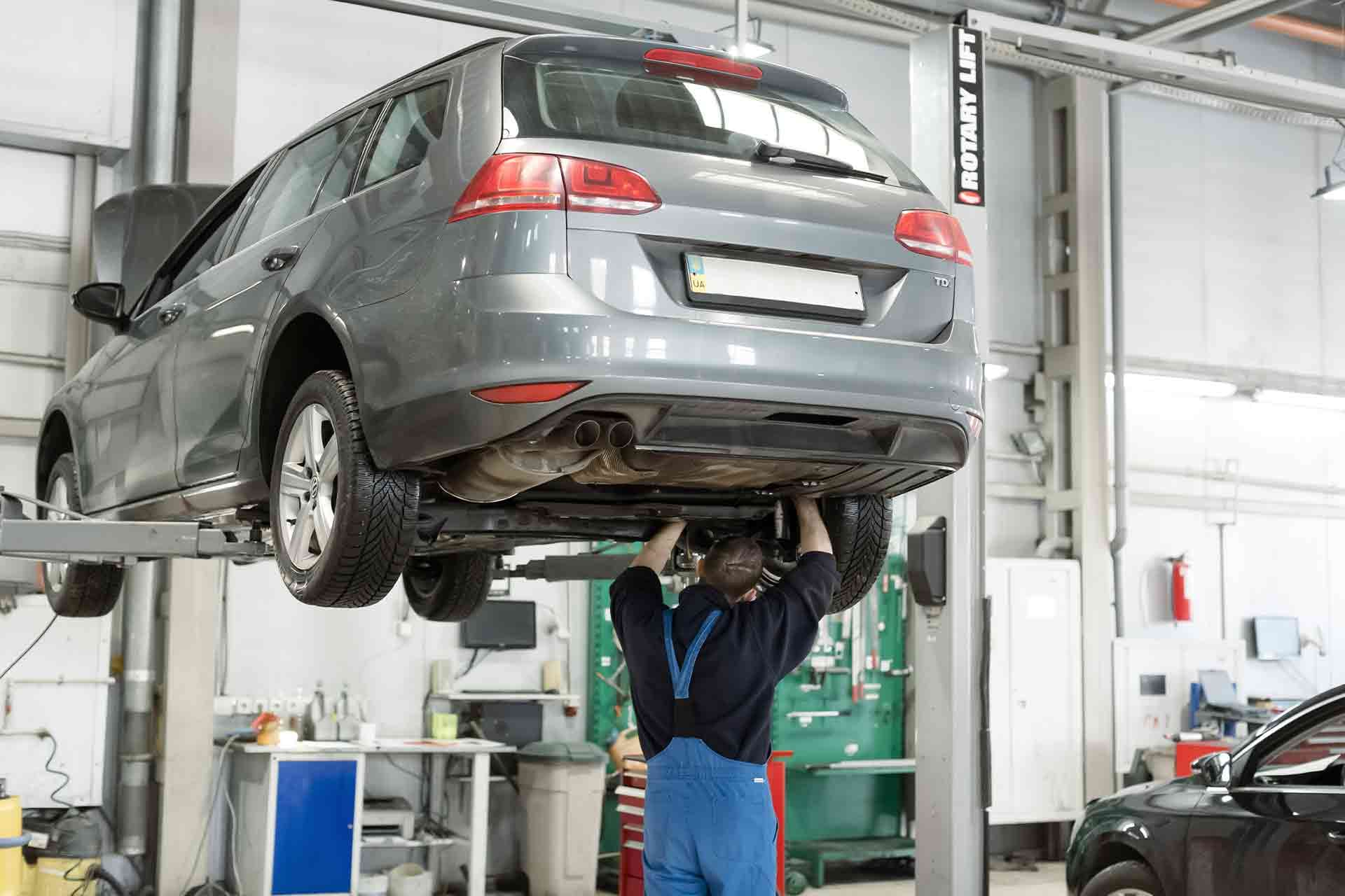 Car Tips: अगर आपकी कार में भी नजर आ रही है ये 5 समस्या तो फौरन करवाएं सर्विसिंग
