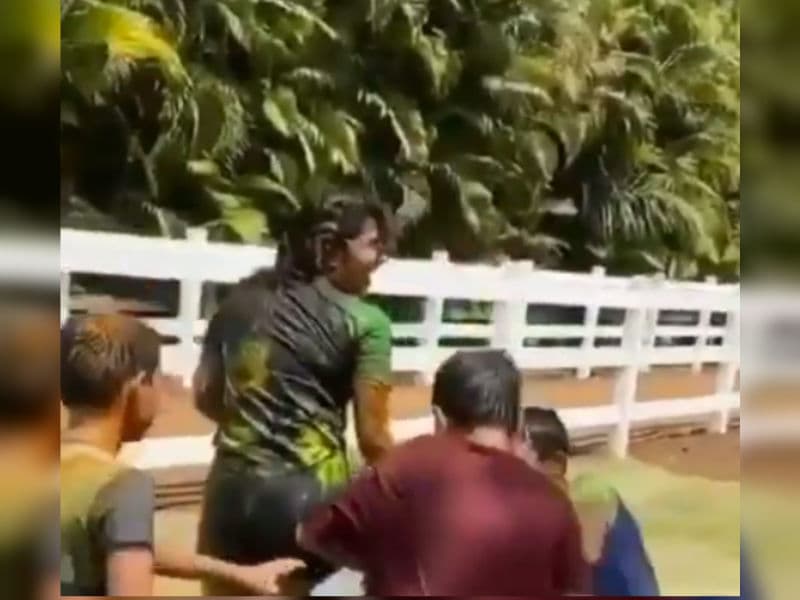 इन लड़कों ने प्रियंका चोपड़ा पर फेंका पानी, कुछ नहीं कर पाए निक जोनस