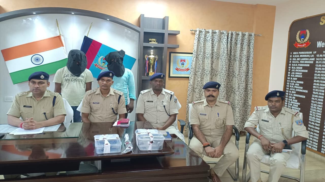 इंटर स्टेट लूट गिरोह का मास्टरमाइंड समेत 2 गिरफ्तार, पश्चिमी सिंहभूम के विभिन्न थानों में 19 मामले दर्ज