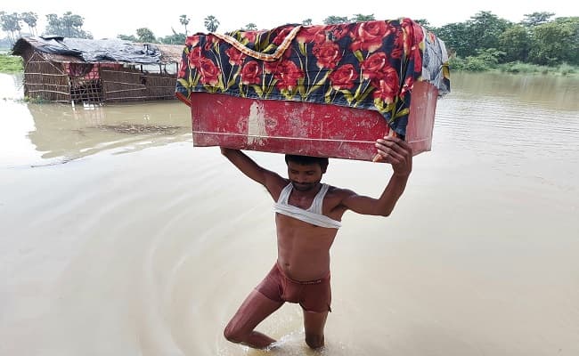 Bihar Flood: बाढ़ के पानी में घिरे मोतिहारी के 140 गांव, मुसीबत में सवा छह लाख लोग, पलायन जारी