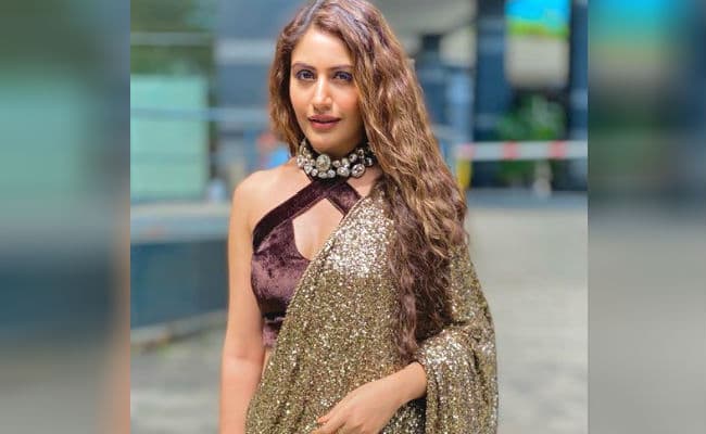 ‘Naagin’ एक्ट्रेस सुरभि चंदना के साड़ी लुक पर फिदा हुए फैंस, बोले- ऐसे देखोगी तो कैमरा…