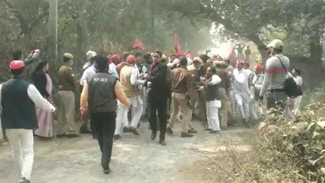 Chandauli News: सीएम योगी के कार्यक्रम में शामिल होने जा रहे सपा कार्यकर्ताओं की पुलिस से झड़प, लाठीचार्ज