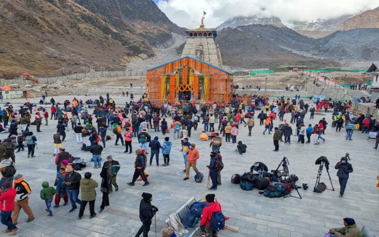 अब चार धाम जानें की जरूरत नहीं घर बैठे कर सकेंगे दर्शन, बस पढ़ें ये खबर अब चार धाम जानें की जरूरत नहीं घर बैठे कर सकेंगे दर्शन, बस पढ़ें ये खबर