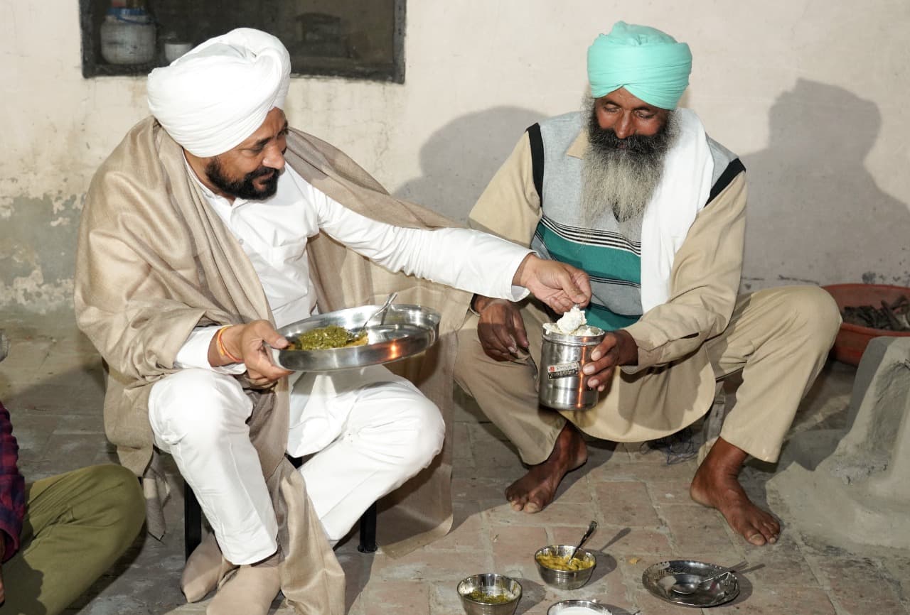 Punjab Election 2022: ‘मक्के दी रोटी, सरसों दा साग’, पंजाब चुनाव के पहले किसानों के घर सीएम चन्नी