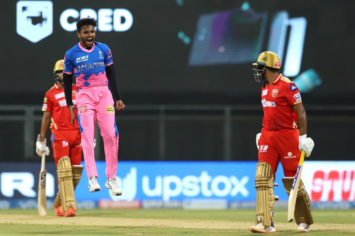 IPL 2021, RR vs PBKS: पिता चलाते थे ऑटो, खेलने के लिए नहीं थे जूते, भाई ने कर ली थी आत्महत्या, फिर भी राजस्थान का ये गेंदबाज पहले मैच में बन गया स्टार