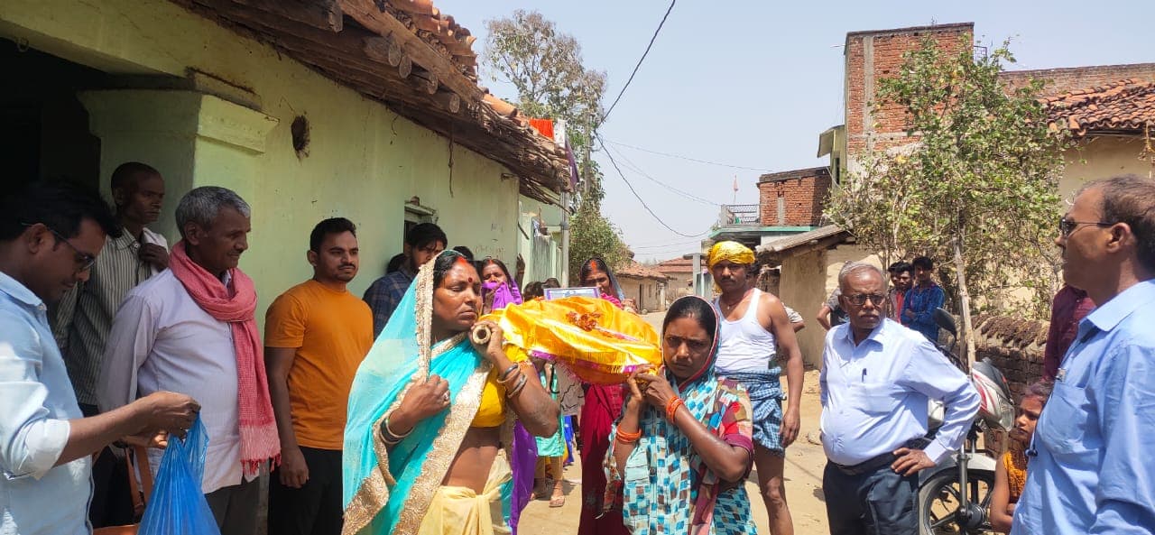 सगाई के बावजूद चतरा की युवती ने की Love Marriage, रिश्ते से आहत हुए परिजन, पुतला बनाकर कर दिया अंतिम संस्कार