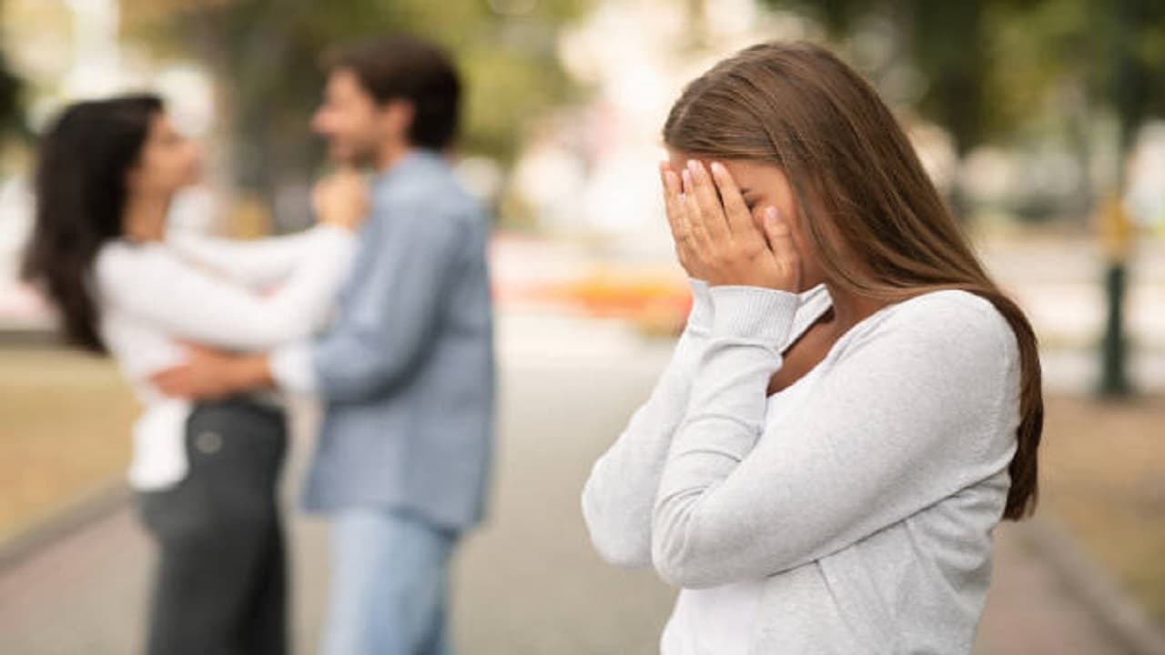 बिहार: प्रेमिका के साथ फरार पति को लेकर थाने पहुंची पत्नी, पुलिस से जेल भेजने की लगाई गुहार, जानें पूरा मामला