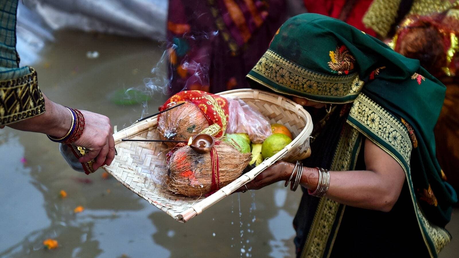 अनोखी परंपरा : गयाजी में भगवान सूर्य को दो नहीं, तीन पहरों में दिया जाता है अर्घ