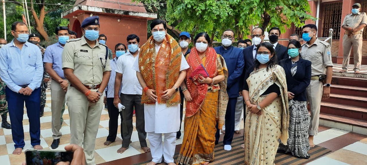 नवरात्र के तीसरे दिन झारखंड हाईकोर्ट के चीफ जस्टिस डॉ रवि रंजन पहुंचे इटखोरी, मां भद्रकाली मंदिर में की पूजा