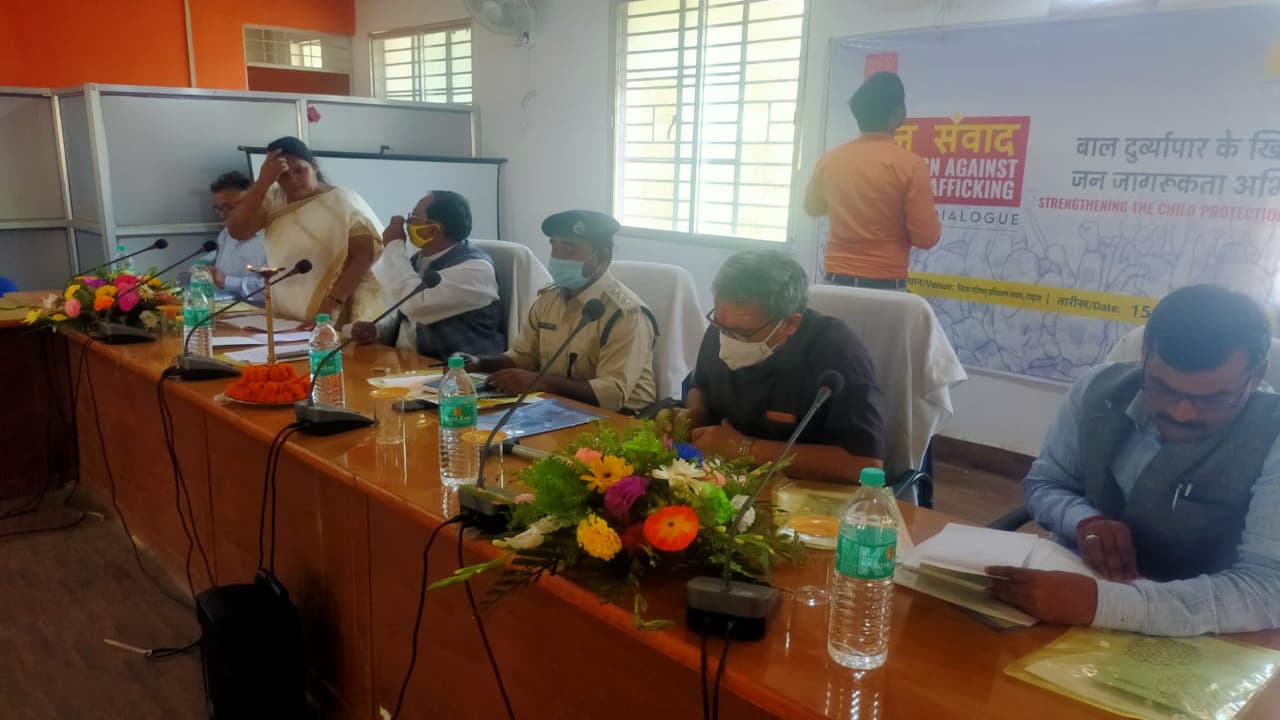 Jharkhand News : चाइल्ड ट्रैफिकिंग की रोकथाम को लेकर गढ़वा में जनसंवाद, पीड़ित ने सुनायी आपबीती Jharkhand News : चाइल्ड ट्रैफिकिंग की रोकथाम को लेकर गढ़वा में जनसंवाद, पीड़ित ने सुनायी आपबीती