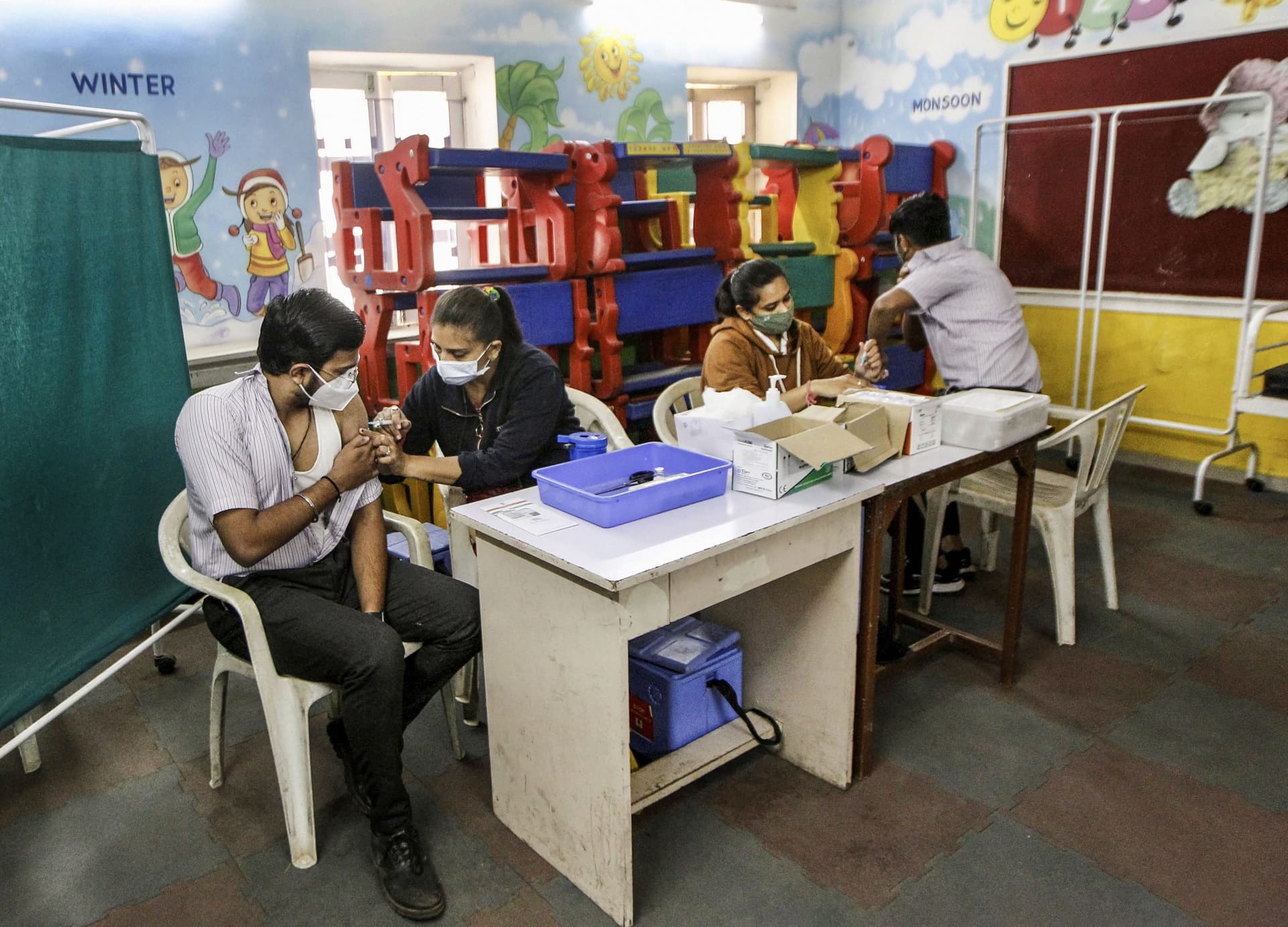 Omicron Coronavirus LIVE Updates: ओमिक्रॉन की वजह से दिल्ली में 10-15 दिनों में तेजी से मामले बढ़ रहे हैं