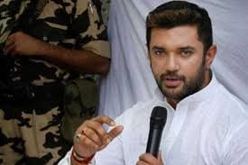 चाचा ने चिराग को हटा सूरजभान को बनाया कार्यकारी अध्यक्ष, तो भतीजे ने किया पारस समेत पांच सांसदों को पार्टी से बाहर