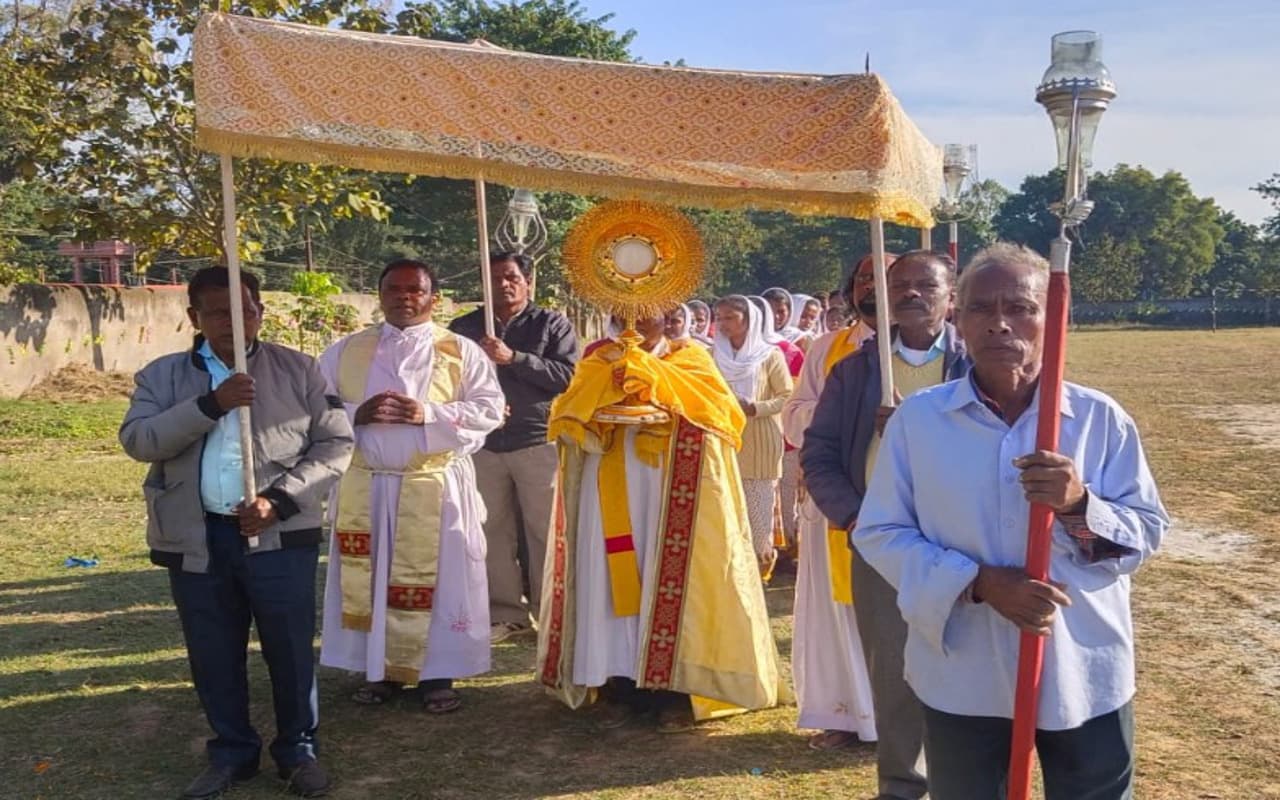 ख्रीस्त राजा महोत्सव: खूंटी, पलामू और हजारीबाग में निकली शोभायात्रा, प्रभु यीशु को किया याद, देखें Pics ख्रीस्त राजा महोत्सव: खूंटी, पलामू और हजारीबाग में निकली शोभायात्रा, प्रभु यीशु को किया याद, देखें Pics