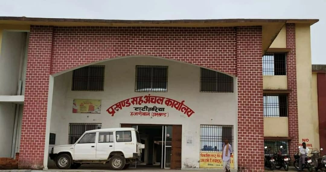 Jharkhand News :दाखिल-खारिज नहीं होने से अंचल कार्यालयों का चक्कर लगाने की मजबूरी, अंचलाधिकारी दे रहे ये तर्क
