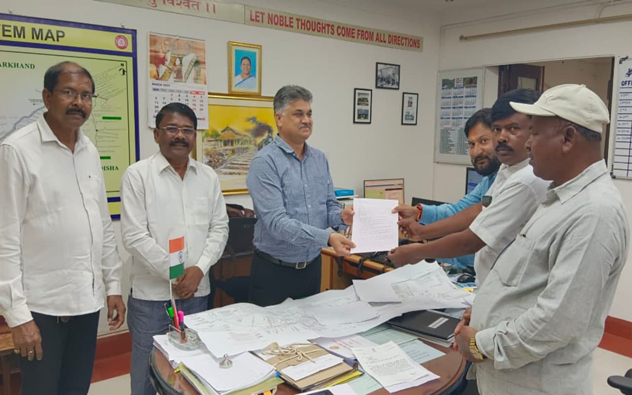झाखंड : विभिन्न ट्रेनों के ठहराव को लेकर डीआरएम से मिले खरसावां के बीजेपी नेता, रेलमंत्री के नाम सौंपा ज्ञापन