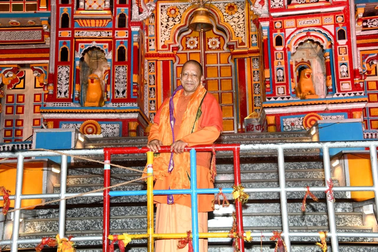 UP News: सीएम योगी ने बद्रीनाथ मंदिर में किया दर्शन पूजन, भारत-चीन बॉर्डर पर पहुंचे, ITBP के जवानों से मिले