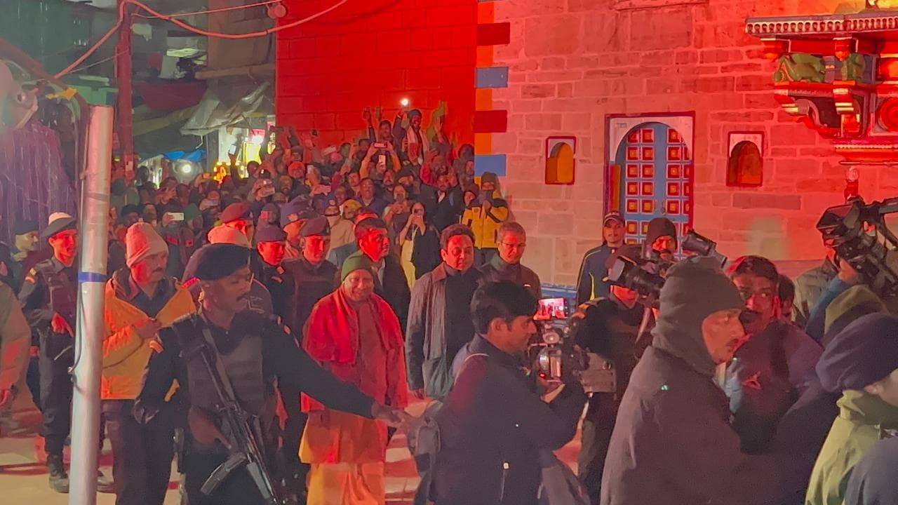 UP News: बद्रीनाथ मंदिर पहुंचे सीएम योगी, दर्शन पूजन किया, शयन आरती में हुए शामिल, ITBP जवानों से मिले