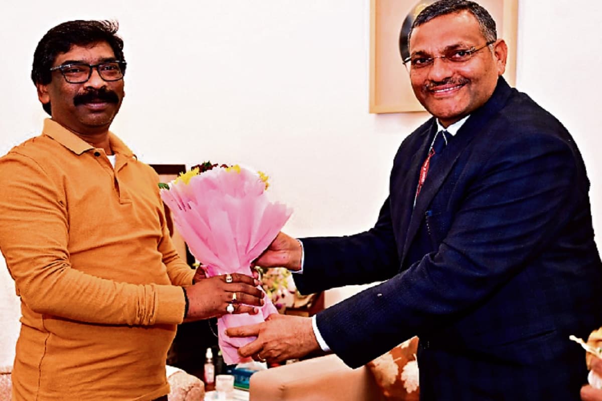 झारखंड पहुंचे केंद्रीय कोयला सचिव ने अधिकारियों को दिया ये निर्देश, बताया- कैसे बढ़ेगा कोल उत्पादन झारखंड पहुंचे केंद्रीय कोयला सचिव ने अधिकारियों को दिया ये निर्देश, बताया- कैसे बढ़ेगा कोल उत्पादन
