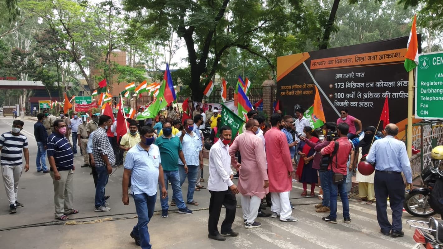 कोयले की कॉमर्शियल माइनिंग के विरोध में श्रमिक संगठनों ने किये प्रदर्शन, सीसीएल ने कहा : झारखंड की खदानों में हड़ताल का असर नहीं