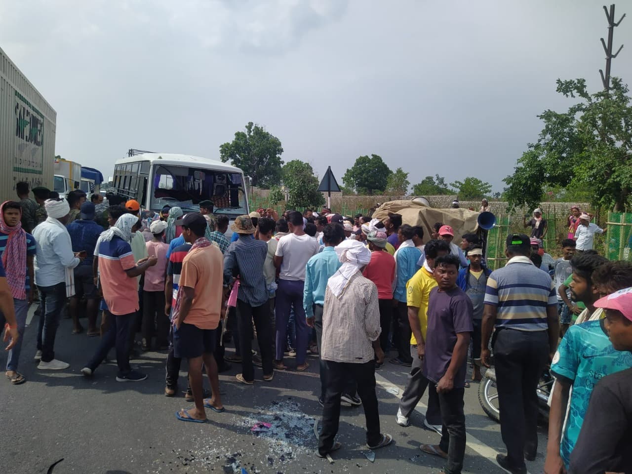 चुनाव ड्यूटी पर जा रहे कोबरा जवानों की गाड़ी ने प्रचार वाहनों को मारी टक्कर, एक की मौत, कई लोग घायल