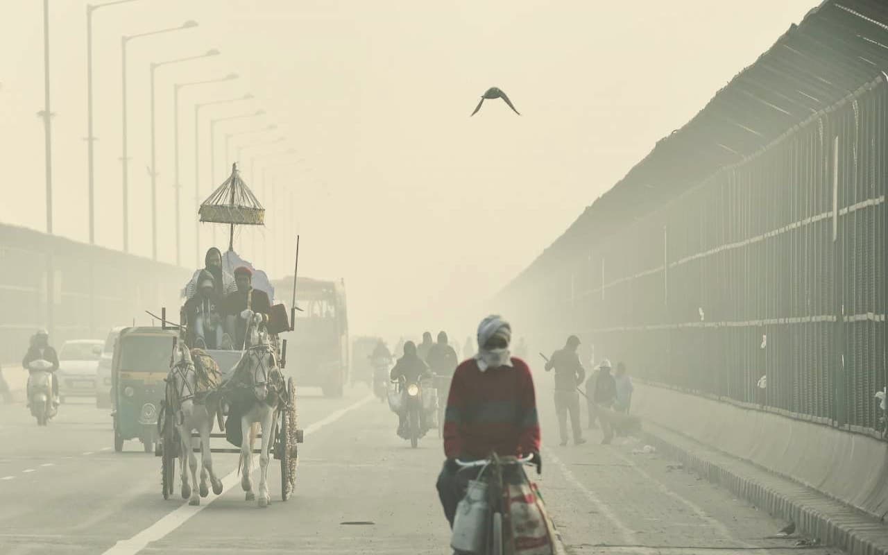 Cold Wave in Delhi: दिल्ली NCR में शीतलहर का कहर बरकरार, दिन में पारा 2 डिग्री, रात में और गिरने की संभावना