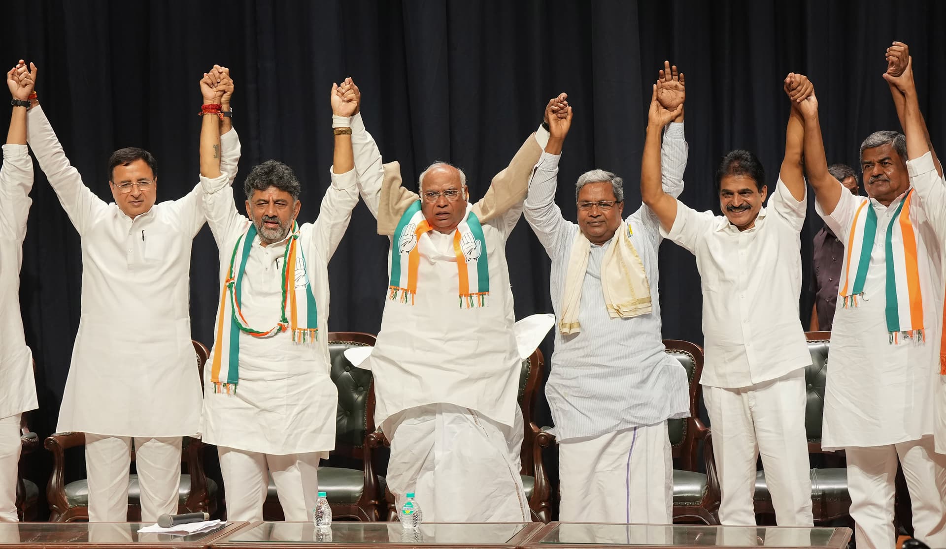 हिमाचल चुनाव 2022: कांग्रेस ने जारी किया घोषणा पत्र, पुरानी पेंशन बहाली और 1 लाख नौकरी देने का किया वादा हिमाचल चुनाव 2022: कांग्रेस ने जारी किया घोषणा पत्र, पुरानी पेंशन बहाली और 1 लाख नौकरी देने का किया वादा
