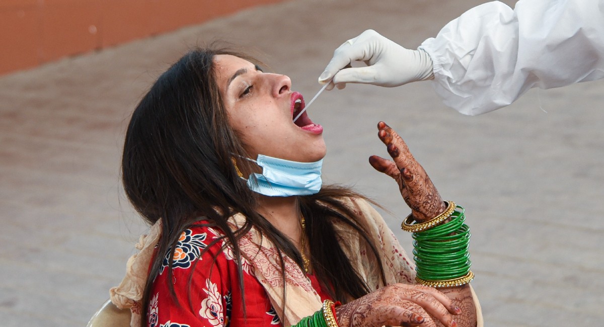 Coronavirus Updates: कोरोना की तीसरी लहर जल्द ? 431 मरीजों की और मौत, डरा रहे हैं इन राज्यों के आंकड़े