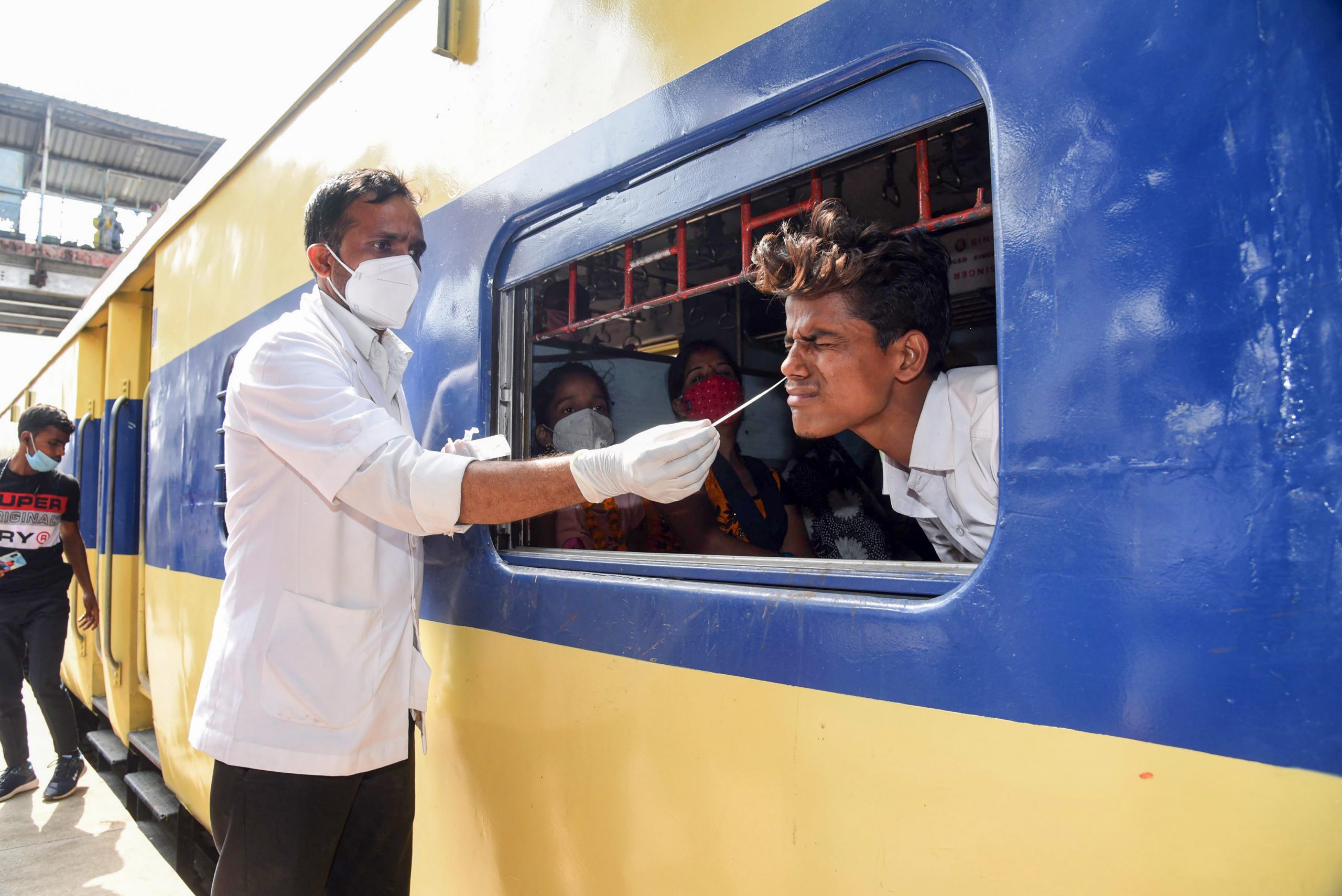 Coronavirus New Cases In India: देशभर में कोरोना की दूसरी लहर का कहर, कर्नाटक के 8 शहरों में लगा नाइट कफ्यू, जानिए अन्य राज्यों का हाल