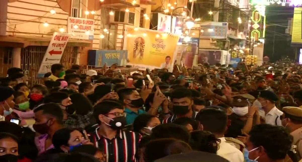 त्योहारी सीजन में घर से बाहर निकल रहे हैं, तो हो जायें सावधान, कोरोना संक्रमण लेकर घर ना लौटें…