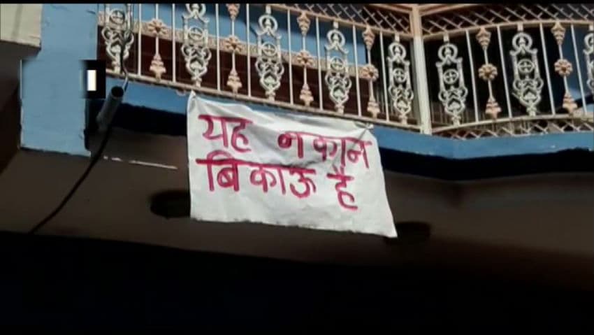 COVID-19 से जंग जीतने वाला सामाजिक बहिष्कार से हारा, लगाया ‘मकान बिकाऊ है’ का बोर्ड