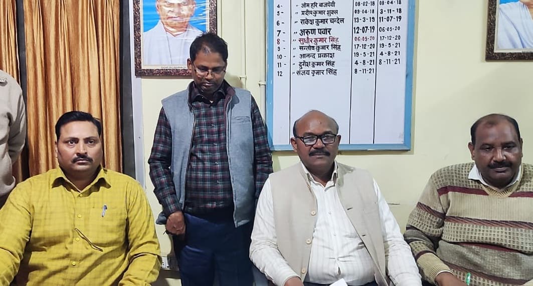 Gorakhpur News: सिंचाई विभाग का क्लर्क रंगे हाथ रिश्वत लेते गिरफ्तार, फाइल पास कराने के बदले मांगी थी कमीशन Gorakhpur News: सिंचाई विभाग का क्लर्क रंगे हाथ रिश्वत लेते गिरफ्तार, फाइल पास कराने के बदले मांगी थी कमीशन