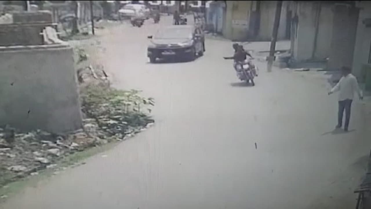Jharkhand Crime News: सम्राट बस के मालिक राजू खान पर अपराधियों ने चलाई गोली, बाल-बाल बचे Jharkhand Crime News: सम्राट बस के मालिक राजू खान पर अपराधियों ने चलाई गोली, बाल-बाल बचे