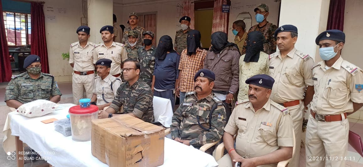 Jharkhand News : नशे के खिलाफ चला छापामारी अभियान, गांजा व नशीली दवाओं के साथ चार सौदागर गिरफ्तार