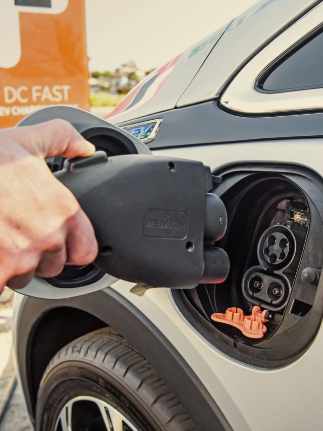 Top 5 Electric Cars जो देती हैं 200km से ज्यादा की रेंज