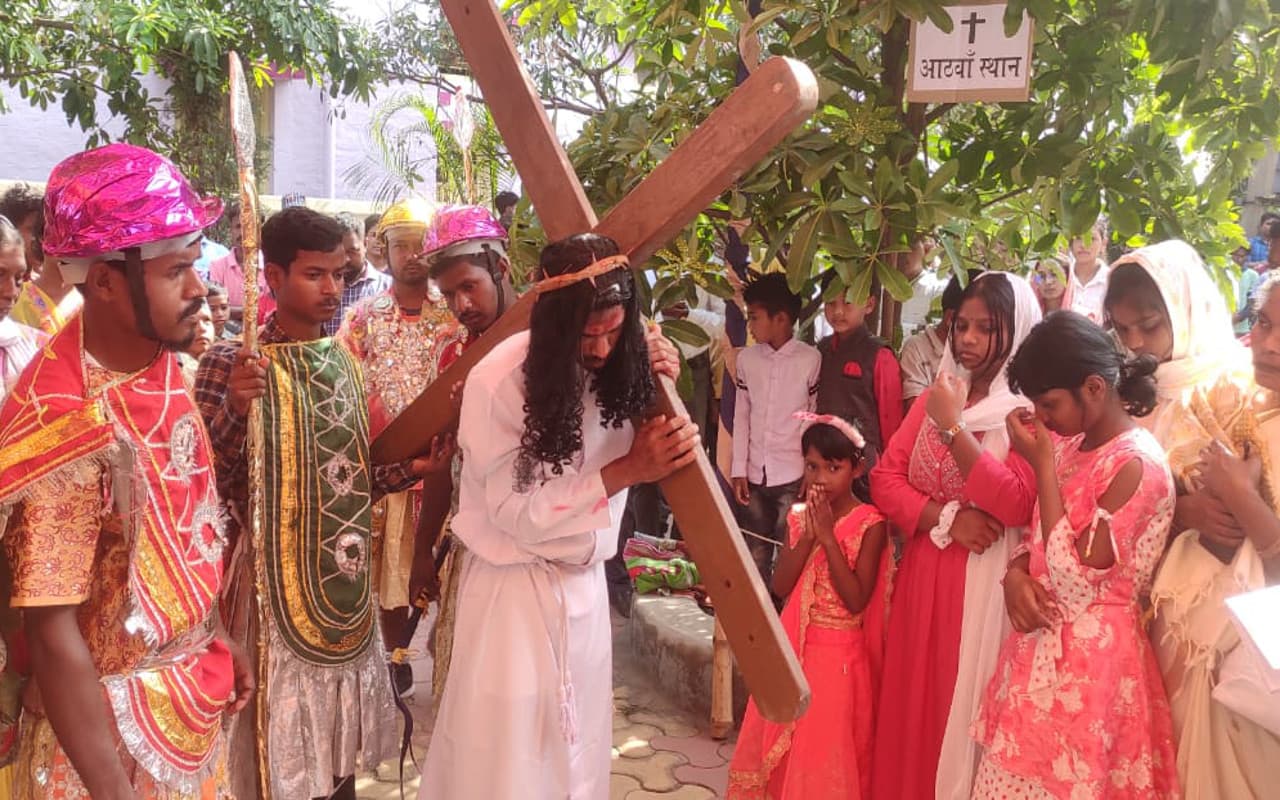 झारखंड : खूंटी में मनाया गया गुड फ्राइडे, क्रूस रास्ते से प्रभु यीशु के दुःख भोग को किया याद