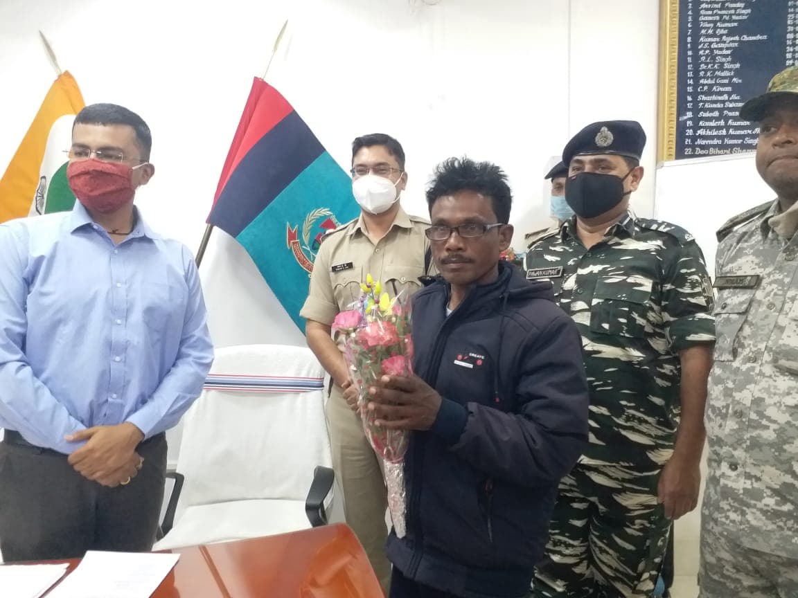 Jharkhand Naxal News : झारखंड के चतरा में 10 लाख के इनामी नक्सली रघुवंश समेत दो उग्रवादियों ने हथियार के साथ किया सरेंडर, कई जिलों में दर्ज हैं हत्या व लूट के मामले