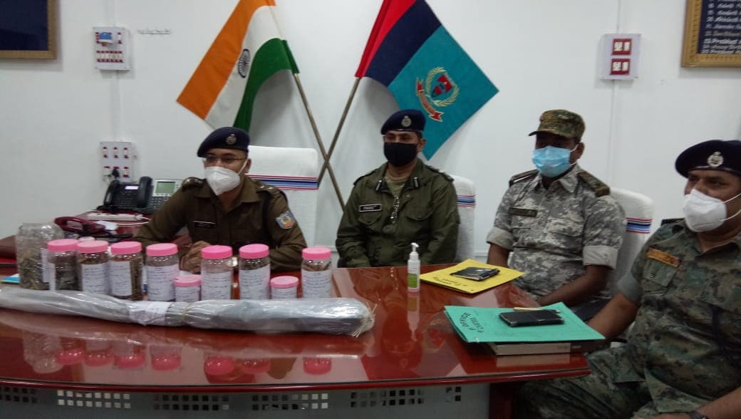 Jharkhand Naxal News : झारखंड में चतरा पुलिस व सीआरपीएफ ने TSPC के चार उग्रवादियों को किया गिरफ्तार, कई हथियार बरामद Jharkhand Naxal News : झारखंड में चतरा पुलिस व सीआरपीएफ ने TSPC के चार उग्रवादियों को किया गिरफ्तार, कई हथियार बरामद