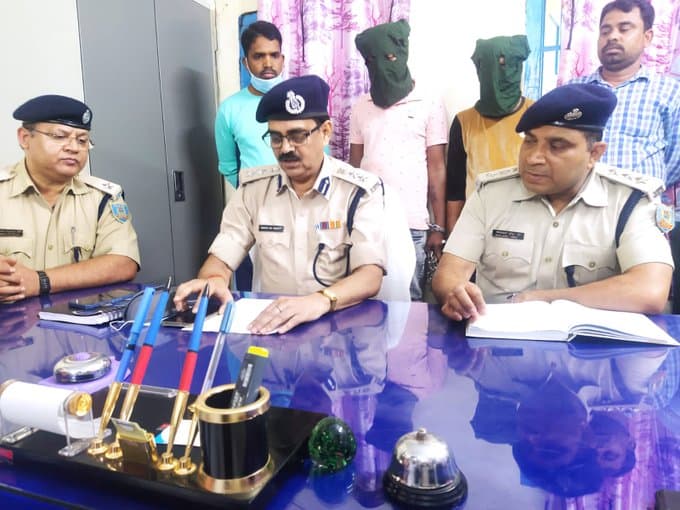 26 राज्यों की पुलिस को थी तलाश, अमिताभ बच्चन को ठग चुका साइबर क्राइम का ये मास्टरमाइंड झारखंड से अरेस्ट 26 राज्यों की पुलिस को थी तलाश, अमिताभ बच्चन को ठग चुका साइबर क्राइम का ये मास्टरमाइंड झारखंड से अरेस्ट