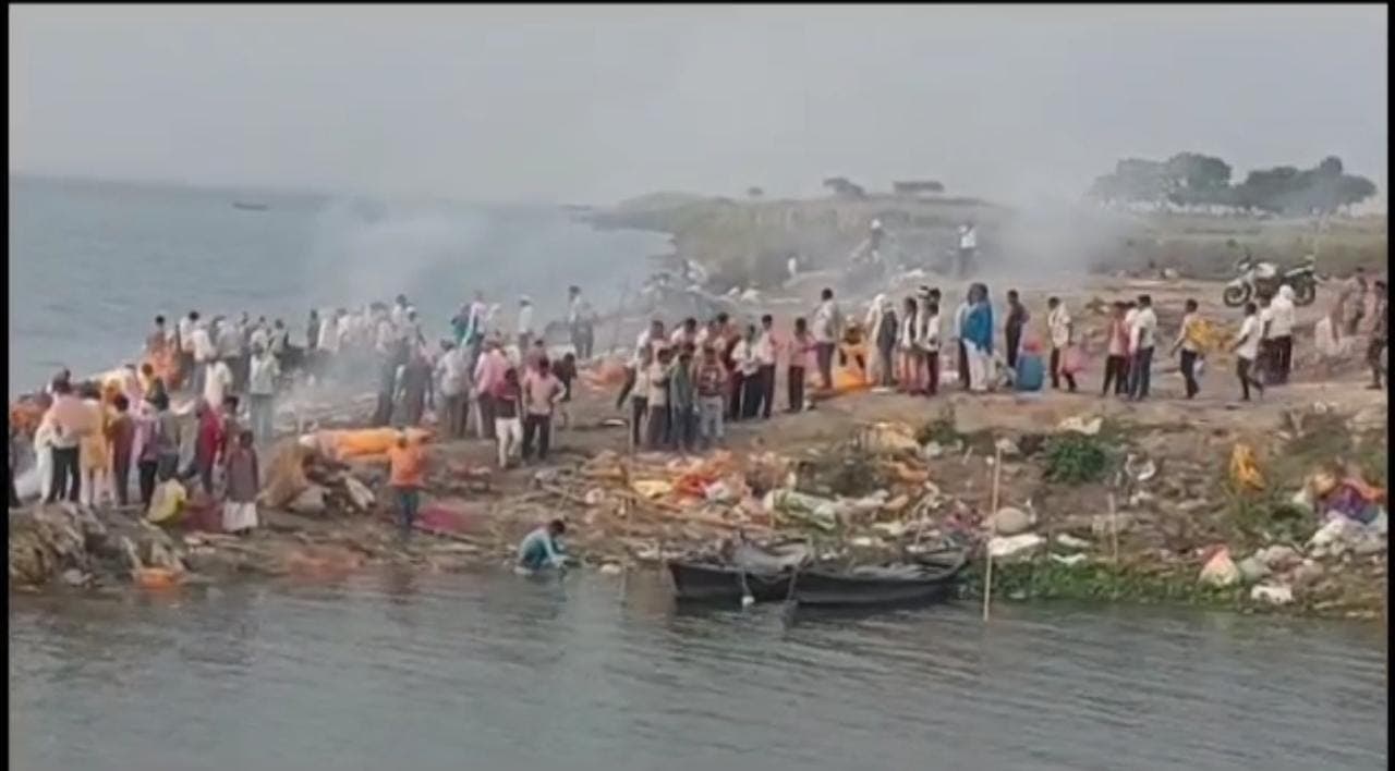 आरा में चिता जलाने के लिए कम पड़ी लकड़ियां, गर्मी से हो रही है रोजाना 15 से 20 मौतें