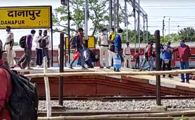 Lockdown 3 Extension Bihar News : स्पेशल ट्रेन से दानापुर स्टेशन पहुंचे 1187 प्रवासी श्रमिकों को अलग-अलग कमरों में रख कर खिलाया गया खाना, फिर मांगी गयी ये जानकारी