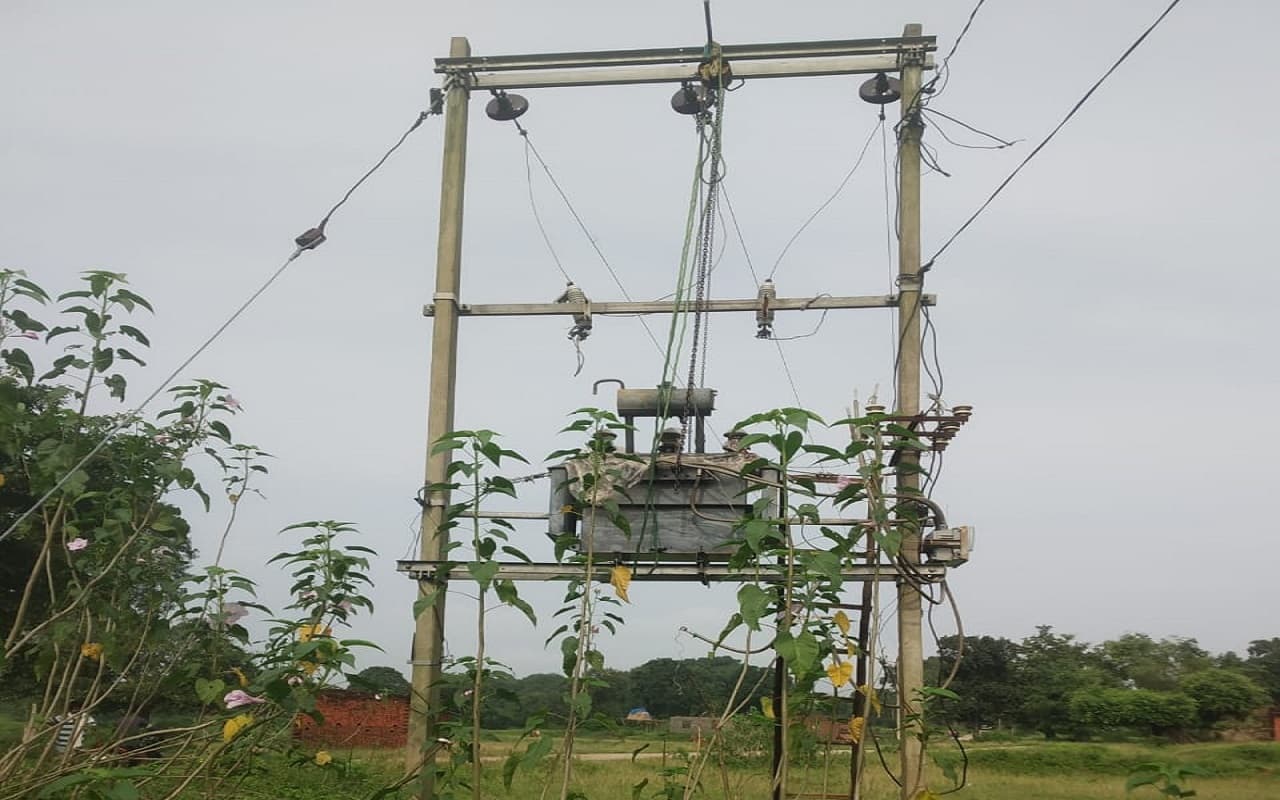Jharkhand News: अंधेरे में हैं रांची के दर्जनों गांव, ग्रामीणों को सता रहा जंगली जानवरों के हमले का भय Jharkhand News: अंधेरे में हैं रांची के दर्जनों गांव, ग्रामीणों को सता रहा जंगली जानवरों के हमले का भय